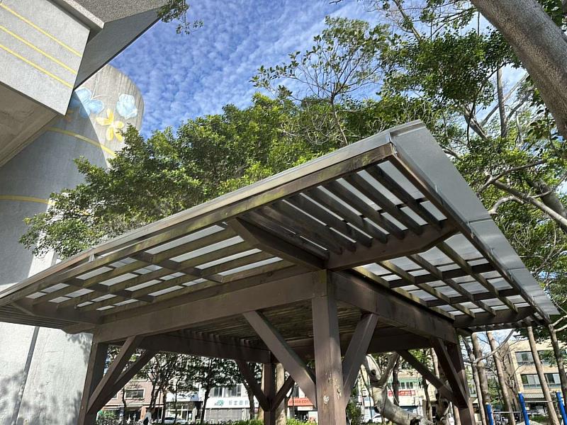 新竹公園孔廟旁花架座椅區增設雨遮。