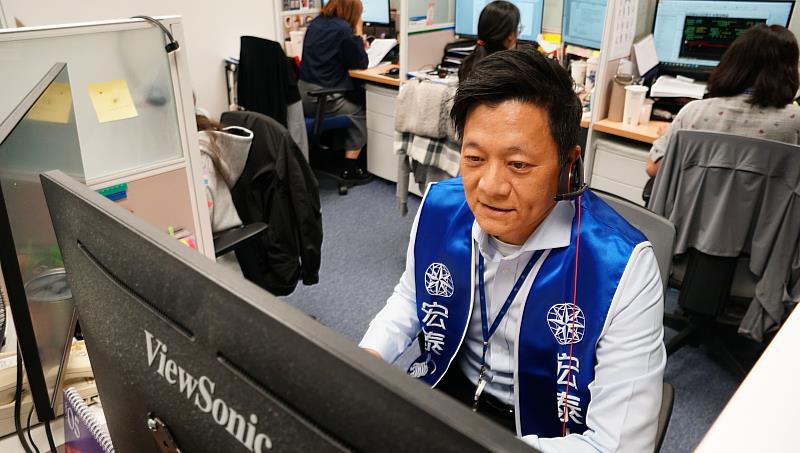 宏泰人壽董事邢開國擔任一日客服,協助接聽申訴電話,傾聽保戶需求;在合法、合規、合理的原則下,協助排除問題。