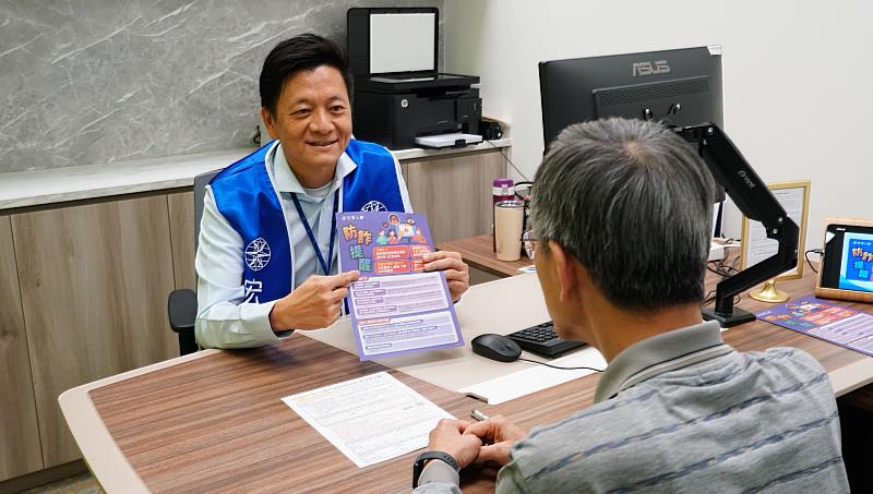 面對高齡保戶提出保單解約需求,邢開國董事主動關懷,提醒慎防詐騙。