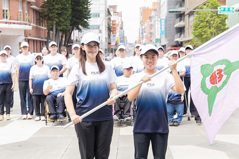高虹安市長授旗為代表隊加油打氣。
