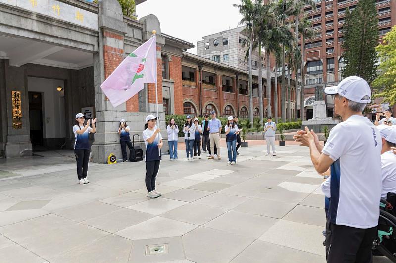 高虹安市長授旗為代表隊加油打氣。