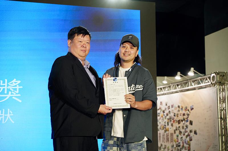 曾任文大大傳系主任、現任新竹市文化局王翔郁局長（左），特別出席畢業展祝福學生勇敢追夢、展翅飛翔，持續在傳播領域發揮所長。