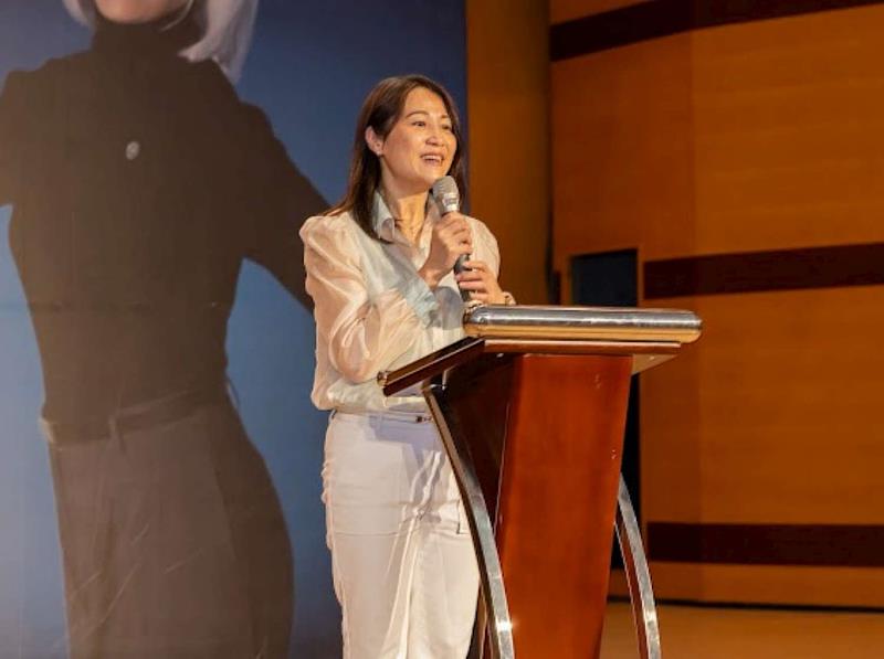 新竹縣潤聲教育基金會顧問楊郡慈致詞。