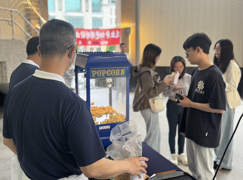 志工用心準備香氣四溢的爆米花點心，讓現場增添溫馨與歡樂氛圍。