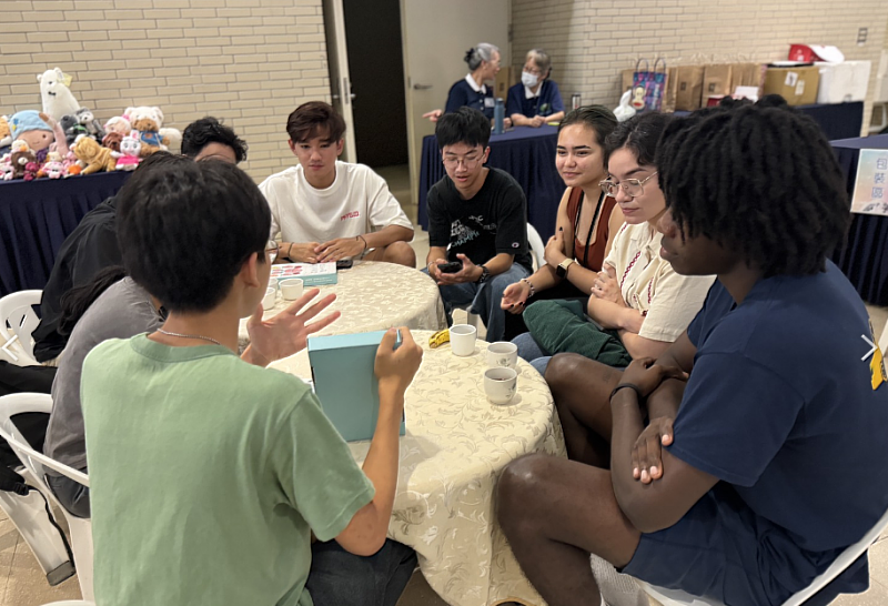 桌遊與聊天打造溫暖生命教育。