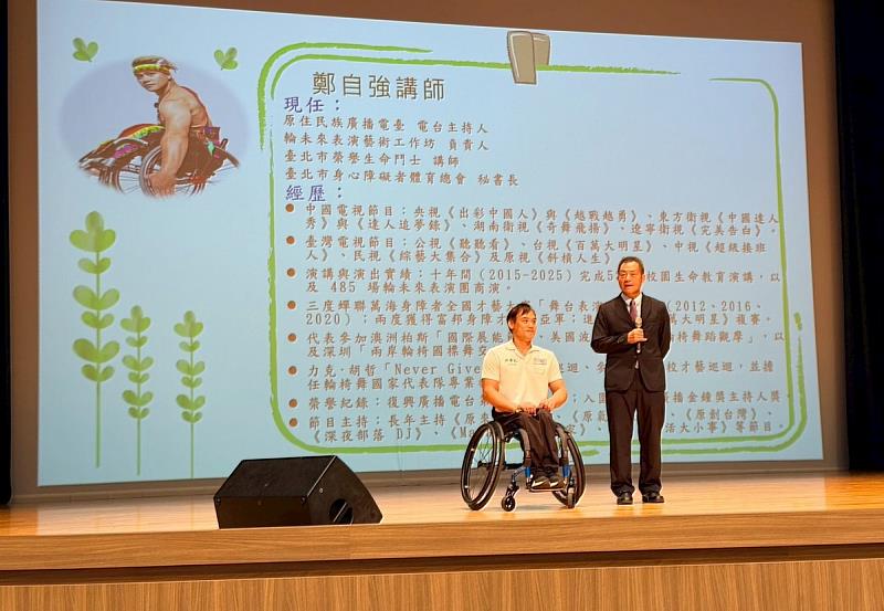 巫銘昌副校長開場引言給予大二生勉勵。