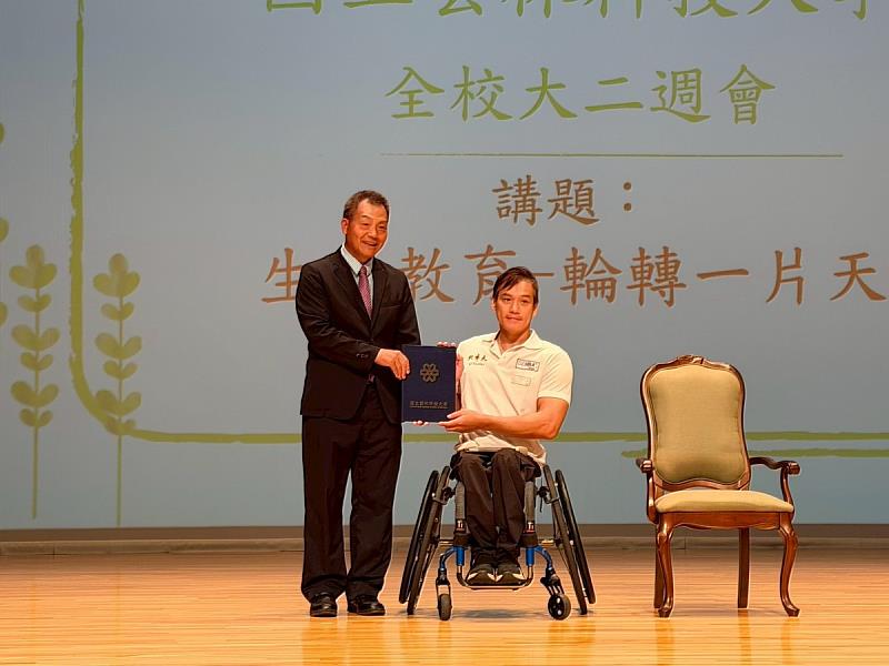 巫銘昌副校長頒發感謝狀。