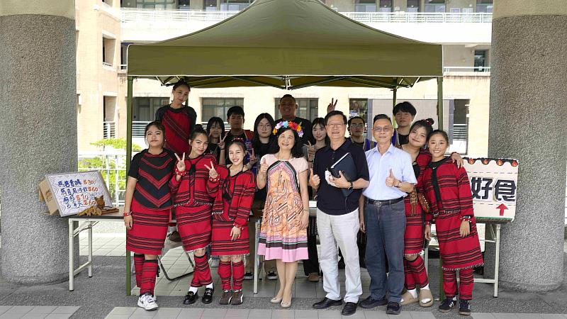 「原聲不下線．南島六十全開」活動熱鬧登場，陳錦杏校長、吳世經副校長、林政勳學務長與學生合照。