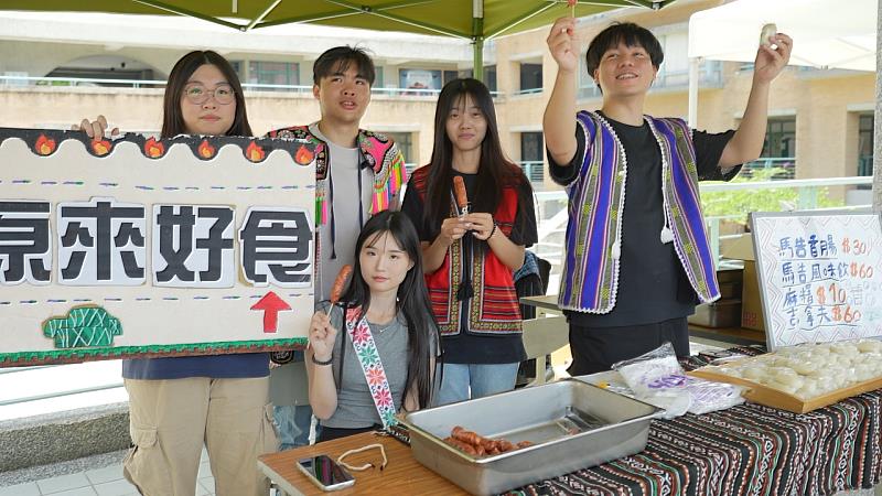 原民風市集攤位現場熱鬧非凡。