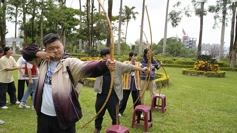 學生體驗傳統弓箭技藝，在專業指導下體驗拉弓射箭。