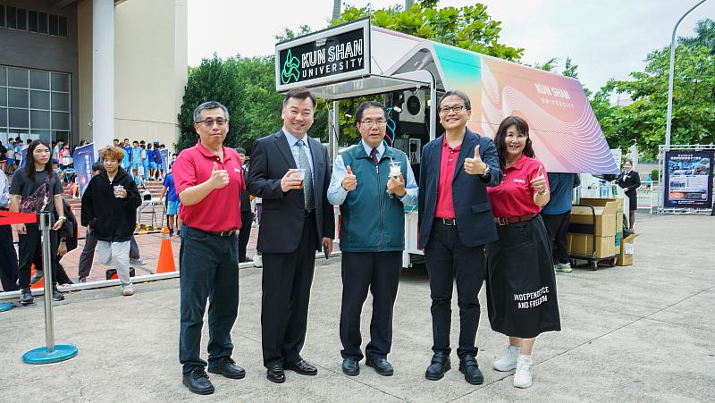 黃偉哲市長（中）參訪崑山科大「行動門市電動車改裝」，並享用該校餐飲系準備的精緻甜點。