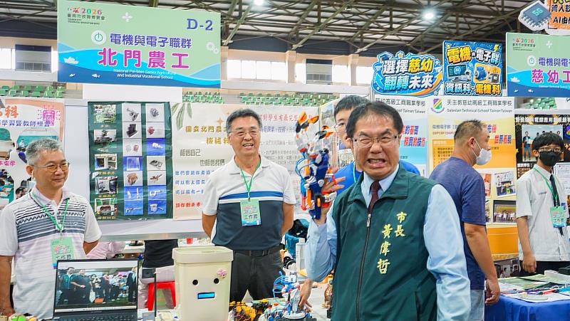 黃偉哲市長體驗高中職所展示的技職作品，露出俏皮的一面。
