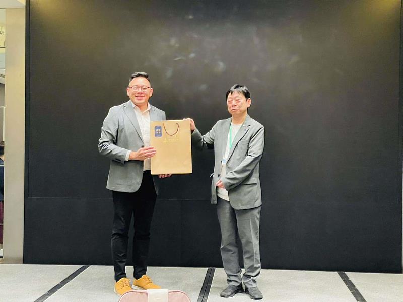 城銷處長林昱志致贈禮品予日本東京都旅行業協會會長小松信行。