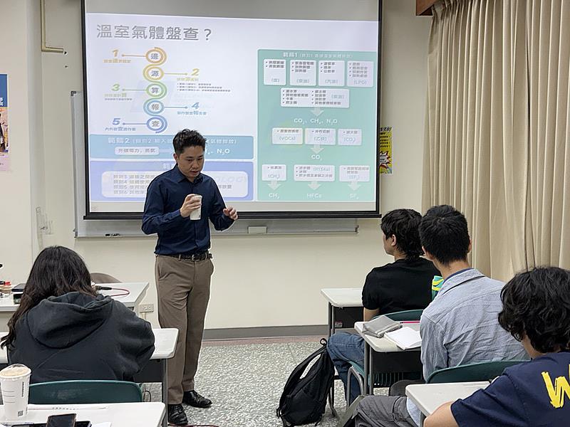 南華大學國際系邀請系友陸俊融現任高雄朝友工業股份有限公司總經理辦公室副理陸俊融蒞校演講，從全球淨零排放趨勢解析歐盟碳邊境調整機制對出口導向產業的影響。