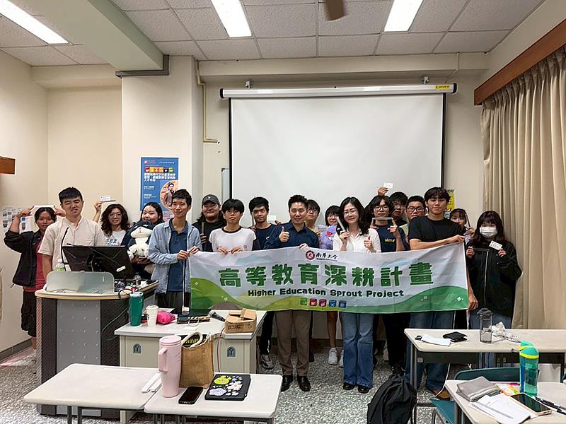 南華大學國際系邀請系友陸俊融現任高雄朝友工業股份有限公司總經理辦公室副理陸俊融蒞校演講，並與學生合影。