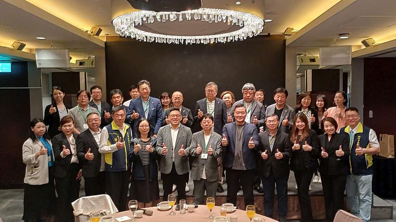 與會長官與貴賓聚餐並合影留念。