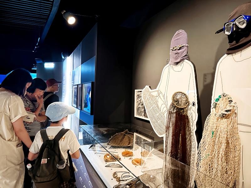 展覽聚焦女性在沿海社會的關鍵角色，對照臺灣與韓國的海女文化。