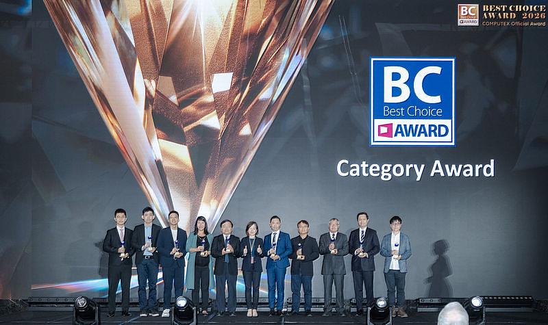 COMPUTEX官方獎項 Best Choice Award 2026 得獎廠商正式公布，邀請數產署黃雅萍副署長頒發類別獎獎項。