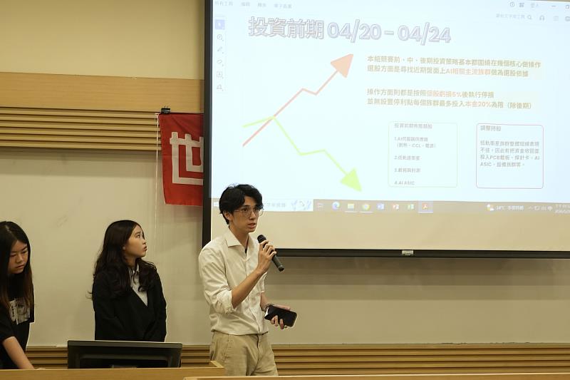 世新財金系、口傳系學生組隊獲得亞軍殊榮，分享虛擬投資策略與風險觀念。（世新大學提供）