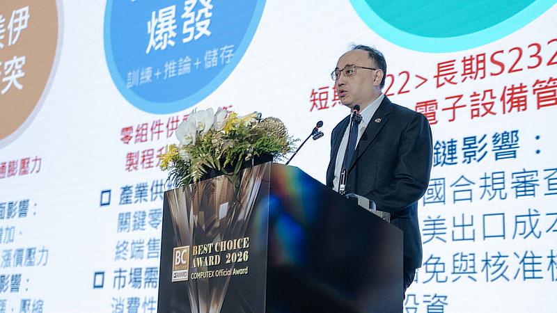邀請資策會產業情報研究所（MIC）資深產業顧問兼所長洪春暉，以「AI驅動下之ICT產業發展趨勢」為主題發表專題演講。