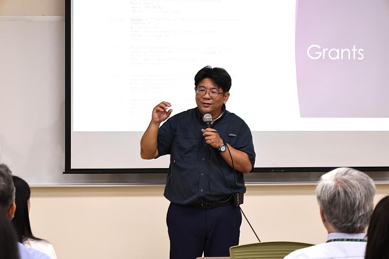 中山醫大傑出校友曾東松教授返母校 談公衛、AI研究與科研初心