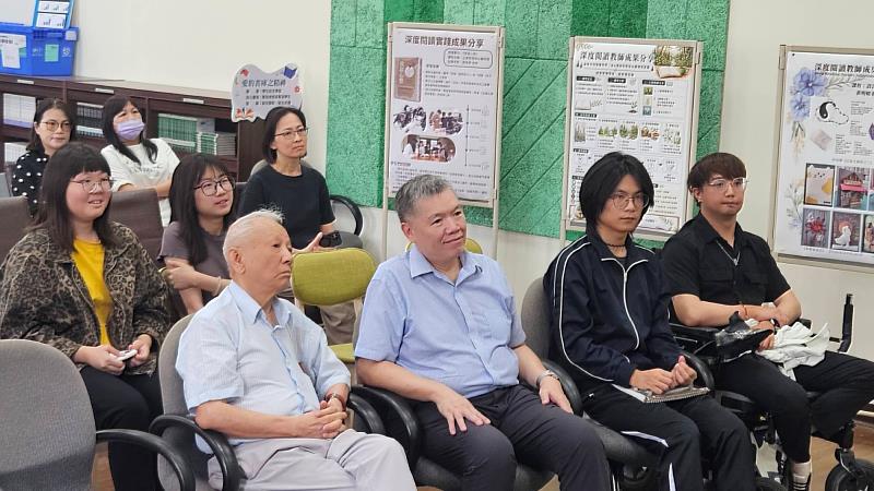 曾志朗院士（左1）、心理系廖瑞銘主任（左2）及與會同學聆聽教師分享。