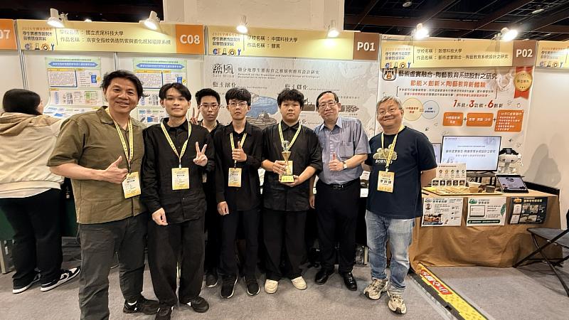 中國科大陳哲炯教務長（右2）與《鹽風》獲獎師生合影。（照片/校方提供）