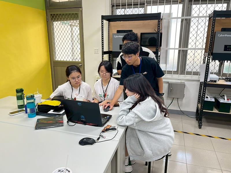 南臺科大電機系學生協助Muibox技術操作，流音系學生引導旋律創作。