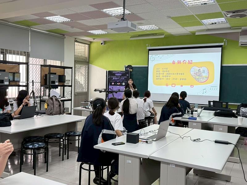 南臺科大流音系尤巧柔擔任主講，分享創作歷程並進行副歌概念教學。