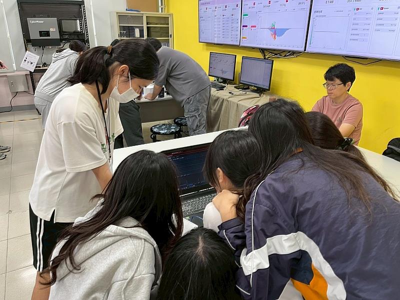 屏東女中同學根據創作學習單完成副歌旋律設計。