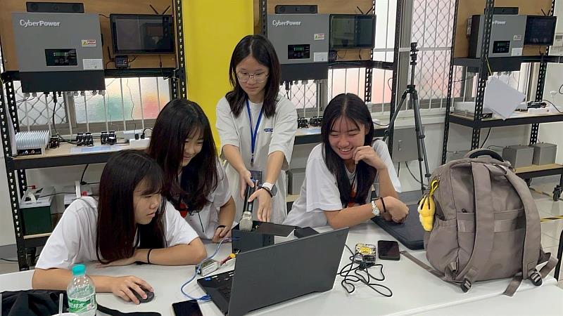 同學展示創作成果並進行分享與評分。