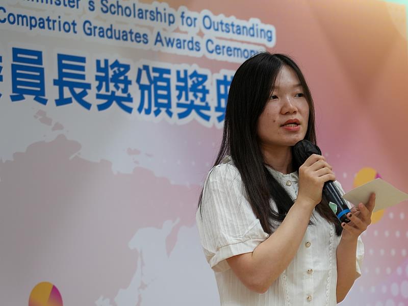 吳賢賢代表獲獎僑生致詞。