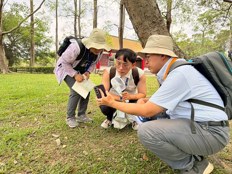 鄭朝駿業師與同學們互動。