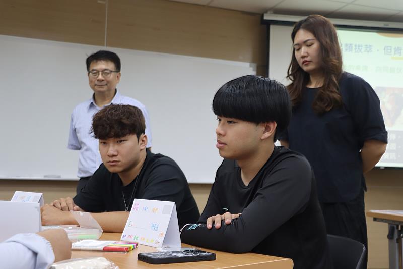 南大學生在王榮春博士帶領下進行自我介紹練習，學習展現個人特色、掌握求職第一印象的關鍵。