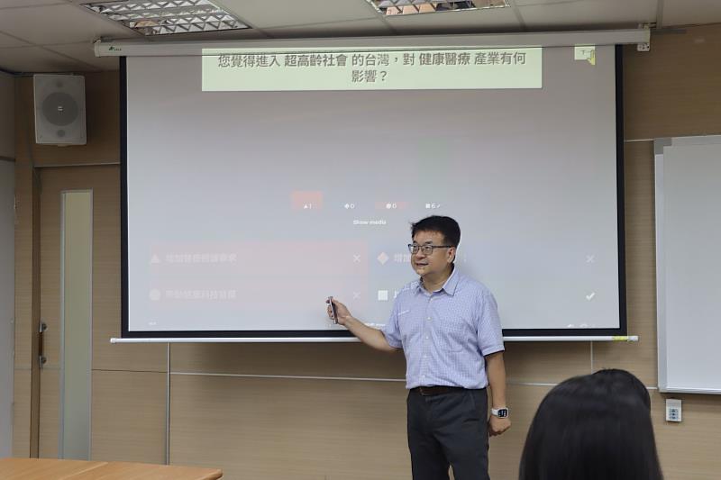 南大創新育成中心邀請104人力銀行王榮春博士主講，以「站在有光的地方」鼓勵學生善用優勢開創職涯。