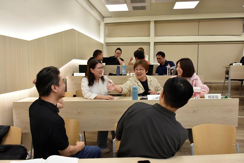 南大EMBA學生透過角色模擬活動，實際體驗平台市場中的供需互動與網路效應，深化對平台經濟運作模式的理解。