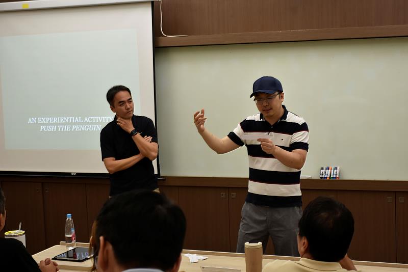 南大管理學院EMBA透過國際學者講座與互動討論，協助高階經理人掌握平台經濟與創新管理核心觀念。