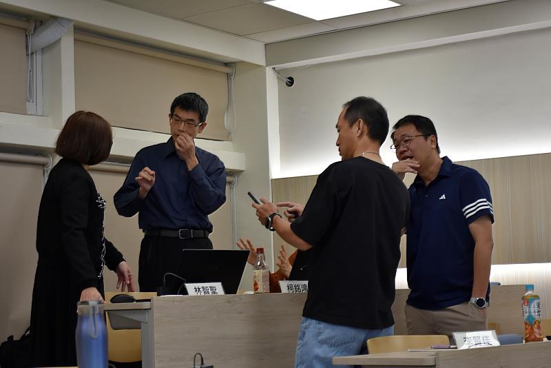 南大管理學院EMBA結合互動教學與情境模擬，引導學生從平台經濟案例中思考企業經營與使用者體驗設計。