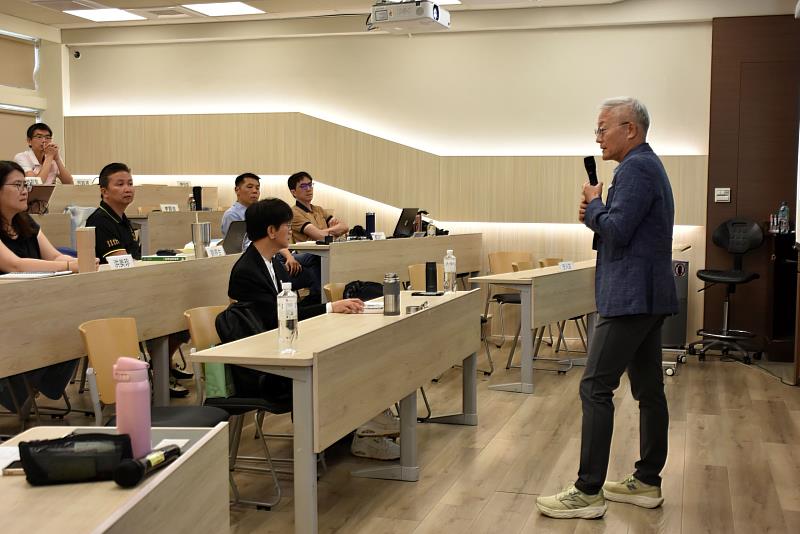 南大管理學院EMBA舉辦企業實務講座，邀請周行一教授分享全人均衡理財觀念，引導學生思考財務規劃與人生經營之間的關聯。