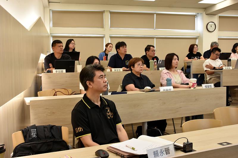 南大EMBA學生專注聆聽周行一教授演講，從理財、風險管理到人生規劃，認識全人均衡管理的重要觀念。