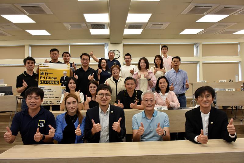 南大EMBA學生與周行一教授於講座後合影，透過實務分享與交流，深化高階管理人才對理財與人生規劃的多元視野。