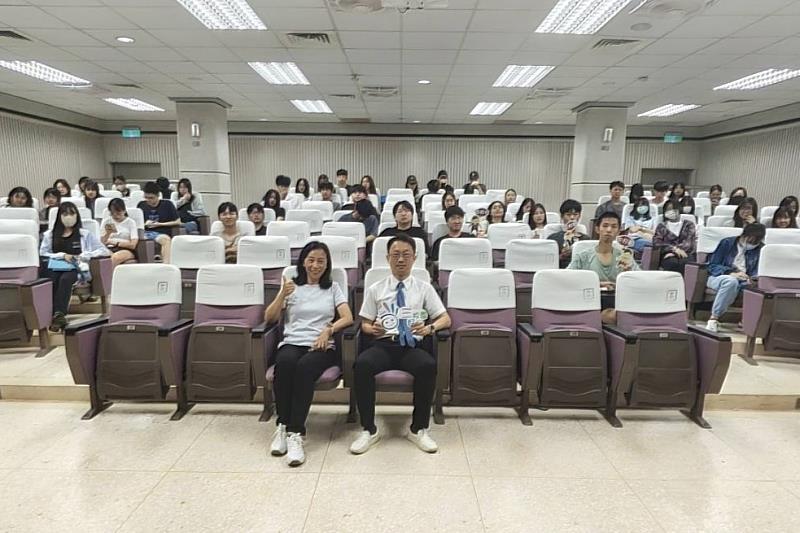 南大衛生保健組結合專業醫療資源推動健康促進教育，鼓勵師生建立良好生活習慣，共同營造友善無菸校園環境。