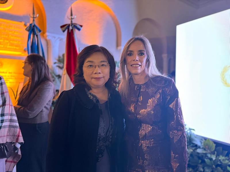 駐阿根廷代表處謝大使妙紅與巴拉圭共和國第一夫人Leticia Ocampos合影。