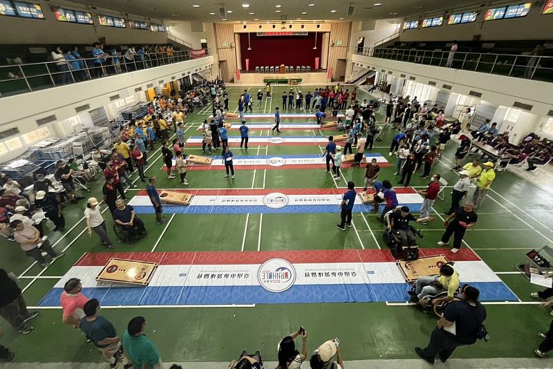 南大體育系學生於布袋球競賽現場協助場務與選手引導，透過實務參與深化適應運動教學經驗與社會關懷素養。