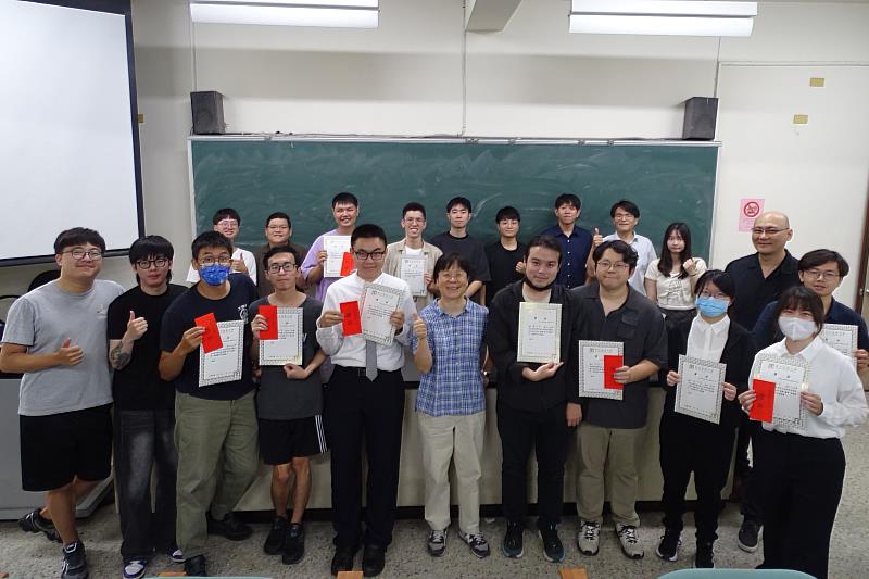 南大材料科學系舉辦研究成果展頒獎典禮，表揚學生於材料研究、創新應用與專題實作上的優異表現。