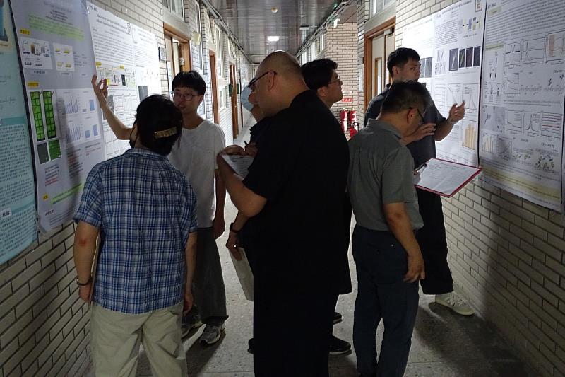 南大材料科學系學生於研究成果展海報展示現場解說研究內容，展現綠能材料與智慧科技應用的學習成果與研究實力。