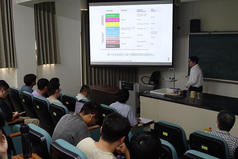 南大材料科學系學生於口頭發表場次說明研究成果，展現材料科學專業訓練與清晰研究表達能力。
