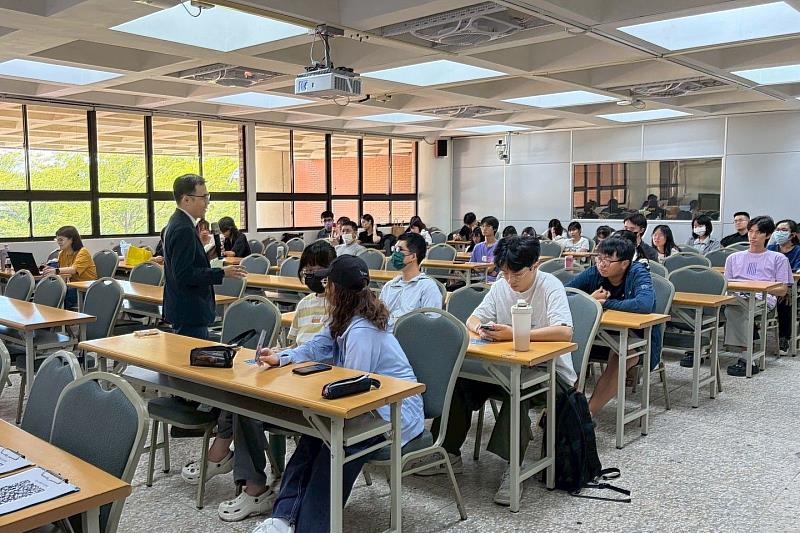 南大學生踴躍參與講座互動，透過有獎徵答加深對勞基法、薪資規範與職場權益等議題的理解。