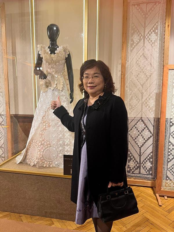 駐阿根廷代表處謝妙宏大使參觀以巴拉圭傳統蜘蛛繡（Ñandutí）工藝製作之精美服飾作品，感受巴國深厚文化底蘊與工藝之美。