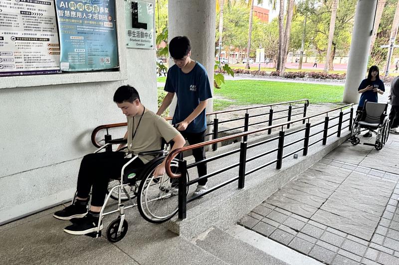 南大特教體驗活動安排輪椅操作體驗，讓參與者實際感受肢體障礙者在移動與空間使用上的限制。